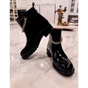 Nicole Miller Womens Short Black Shiny Rain Boot Bootie Gold Chain Accent Size 6